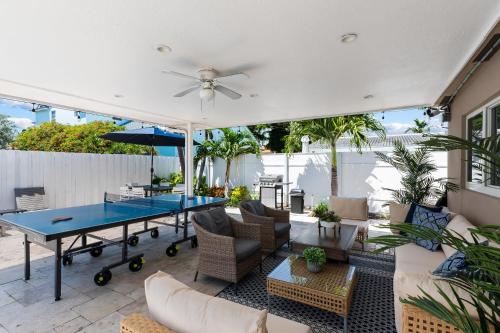 Patio nebo venkovní prostory v ubytování 6BR Paradise: Pool Games Relaxation