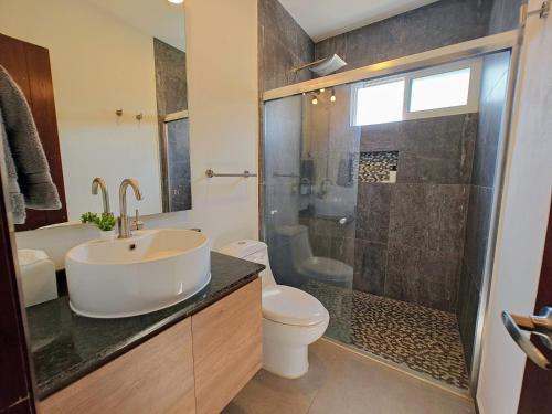 y baño con aseo, lavabo y ducha. en Luxury home at Juriquilla, 4 bedrooms Queretaro, en Querétaro