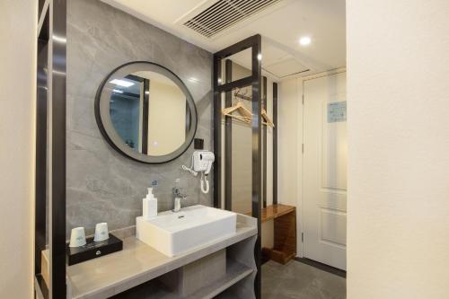 A bathroom at Sochi Smart Resort Zhangjiajie