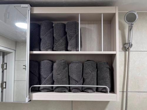 首爾的住宿－Gongdeok Stay，浴室内橱柜里的一排毛巾