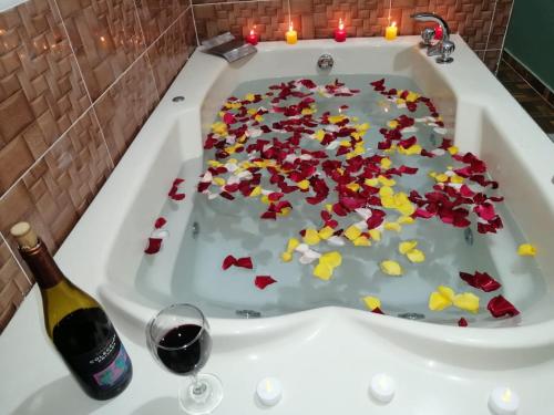 a cake in a bath tub with a bottle of wine at Inca´s Suite in Los Baños del Inca