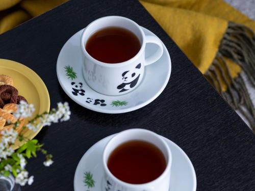 dos tazas de té sentadas en una mesa en Mitsui Garden Hotel Ueno - Tokyo Reopened in July 2023, en Tokio