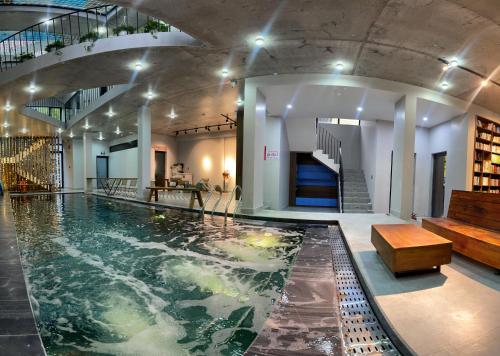 een groot zwembad in een gebouw bij Celia Boutique Hotel in Phong Nha