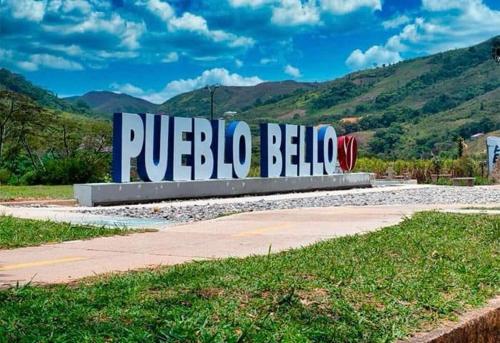 um grande sinal que diz pueblo bella em HOTEL VISTA HERMOSA RQ em Pueblo Bello