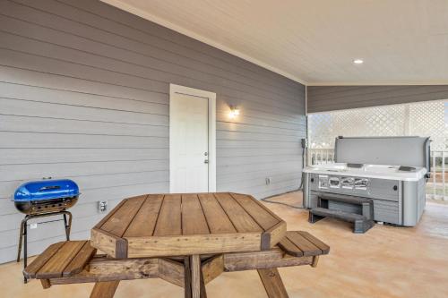 a room with a table and a grill and a table sidx sidx sidx at Appian Way Maltese Cottage in Fredericksburg