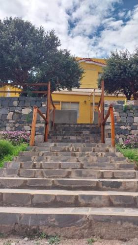 um conjunto de escadas em frente a uma casa amarela em Hotel Mirador del Colca Lodge em Chivay
