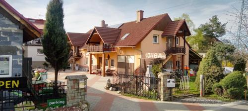 una casa con una valla delante de ella en Pokoje Gościnne Jaga, en Bielsko-Biala