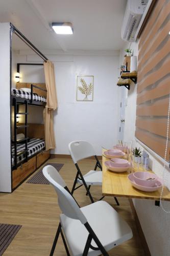 jadalnia ze stołem i krzesłami w obiekcie Dani's House Pod Coron w mieście Coron