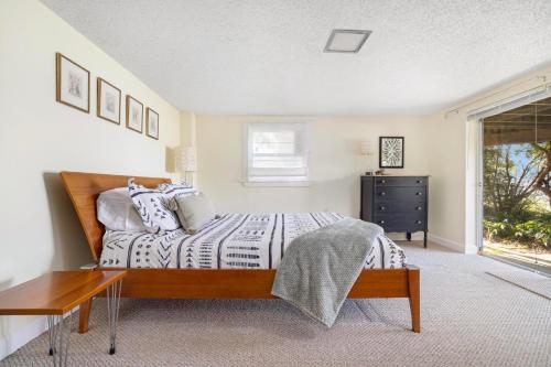 um quarto com uma cama, uma cómoda e uma janela em 3BR Boone Lakefront home em Piney Flats