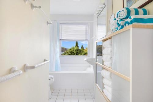 A bathroom at 3BR Boone Lakefront home