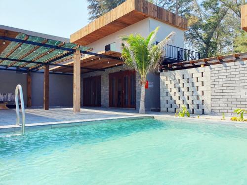 una piscina frente a una casa en Chavi Beach - Coffee and Homestay en Bình Tú