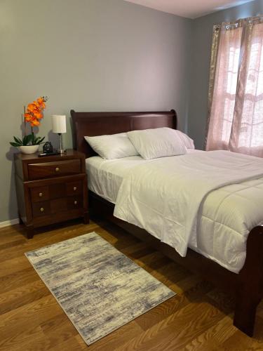 1 dormitorio con 1 cama y vestidor con mesita de noche en Haus Serenity, en Hollis