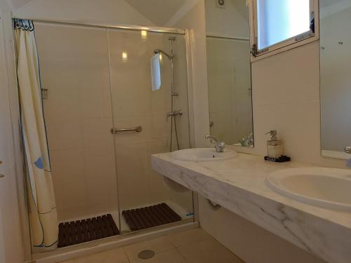 y baño con ducha y lavamanos. en Villa 81 amazing villa in a fantastic location on Oura Beach Albufeira, en Albufeira