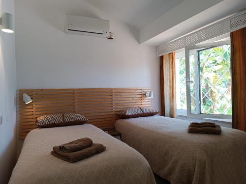 1 dormitorio con 2 camas y toallas. en Villa 81 amazing villa in a fantastic location on Oura Beach Albufeira, en Albufeira