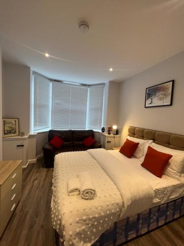 sypialnia z dużym łóżkiem i kanapą w obiekcie Spencer bridge by AFL w mieście Northampton