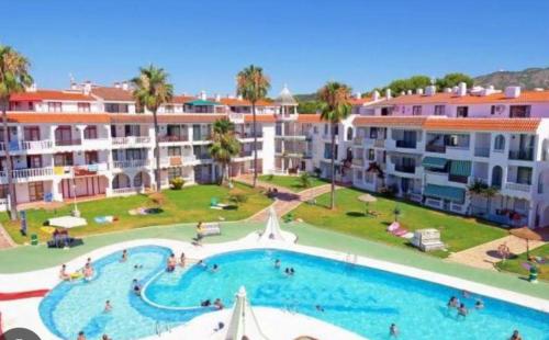 Bazén v ubytování Apartamento enfrente la playa nebo v jeho okolí