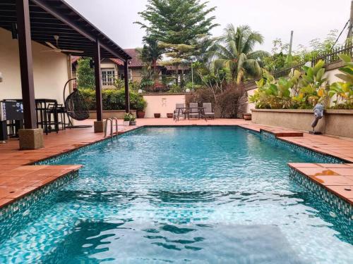 una piscina de agua azul en una casa en KL Secret Karaoke Private Pool Villa, en Ampang