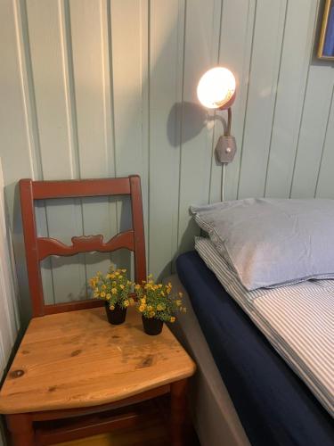 1 dormitorio con 1 cama y 1 mesa con 2 plantas en Casa del Vika, en Halden