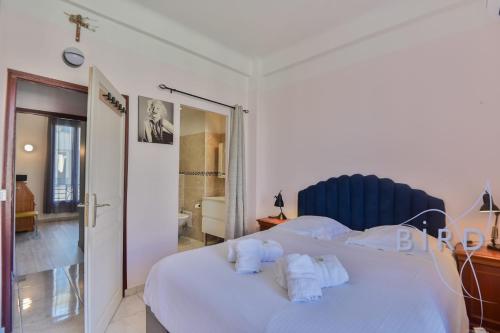 - une chambre avec un lit blanc et des serviettes blanches dans l'établissement Bright apartment in the Heart of Nice, à Nice