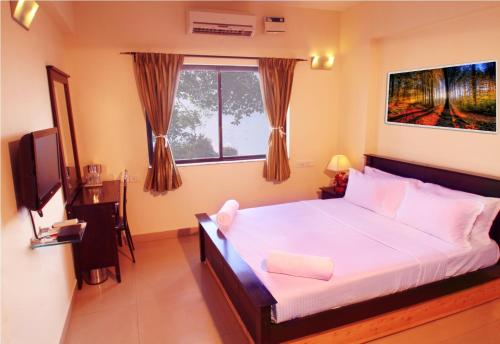 バンガロールにあるBROOKKEFIELD CORPORATE HOMESのベッドルーム(大型ベッド1台、窓付)