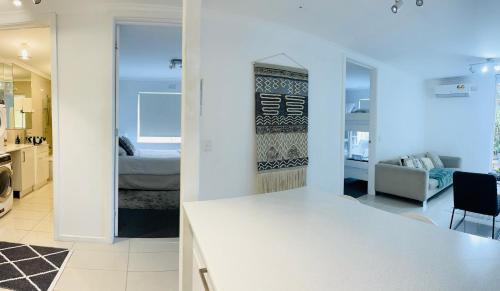 een keuken en een woonkamer met een slaapkamer bij D101 Charming Apartment- Free Parking in Melbourne