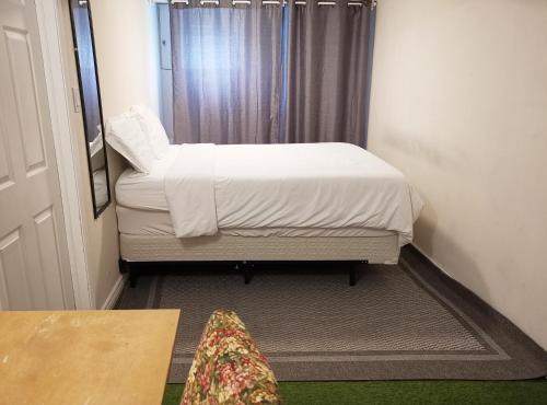 - une petite chambre avec un lit et une fenêtre dans l'établissement Private Rooms in House in North York Shared Kitchen, à Toronto