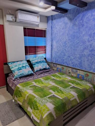 1 dormitorio con 1 cama grande en una habitación en Galeela apartment Cochin, en Kochi