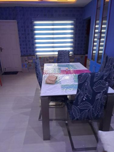une table à manger avec des chaises et une table avec dans l'établissement Galeela apartment Cochin, à Cochin