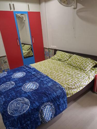 1 dormitorio con 1 cama con manta azul y espejo en Galeela apartment Cochin, en Kochi