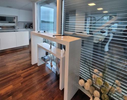 a kitchen with white counters and a large window at Ferienhaus "Silent" Grundbelegung 2 Pers in Elsterheide