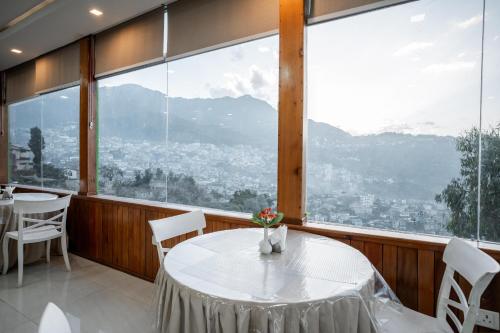 Nespecifikovaný výhled na hory nebo výhled na hory při pohledu z hotelu