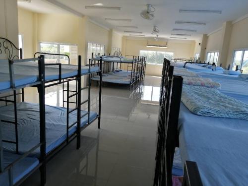 a row of bunk beds in a room at ศูนย์สัมมนาอาร์มทอง in Ban Khlong Kathon