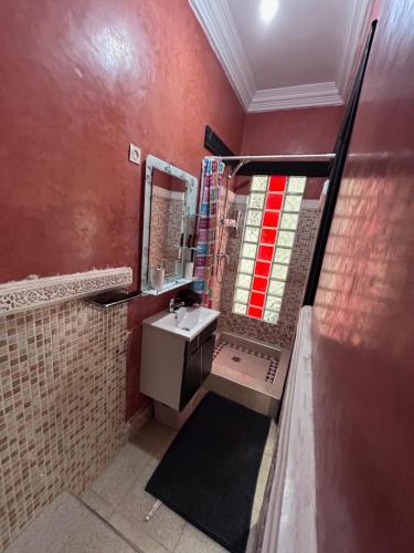 a bathroom with a sink and a mirror at Riad le pélican in Marrakech