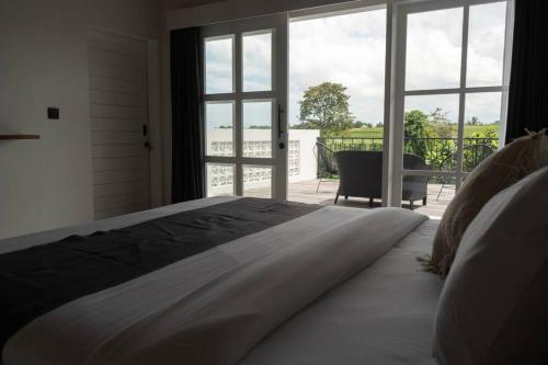 Postel nebo postele na pokoji v ubytování Santorini Luxury Villa