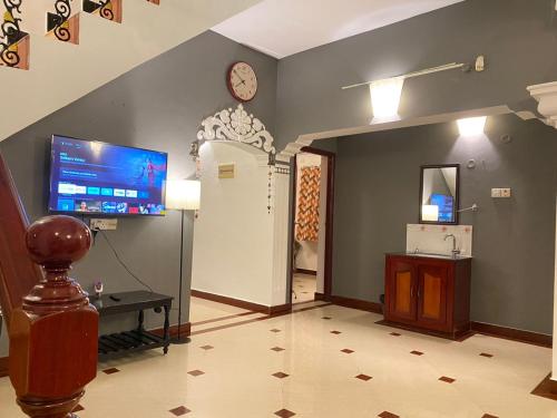 TV a/nebo společenská místnost v ubytování Le Pondy Beachside - TIE Hotels & Resorts