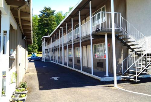 un edificio con una escalera en el lateral en Ocean Inn & Suites, en Aberdeen