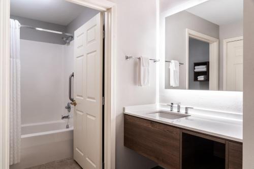 Phòng tắm tại Staybridge Suites Akron-Stow-Cuyahoga Falls, an IHG Hotel
