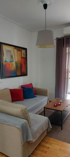 sala de estar con sofá y mesa en Flat in King's George B' Street en Pireo