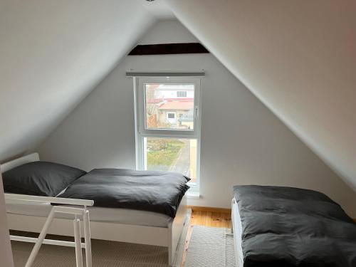 - une chambre avec un lit et une fenêtre dans l'établissement Ferienhaus Constanze Mücheln am Geiseltalsee Maisonette Appartement, à Stöbnitz