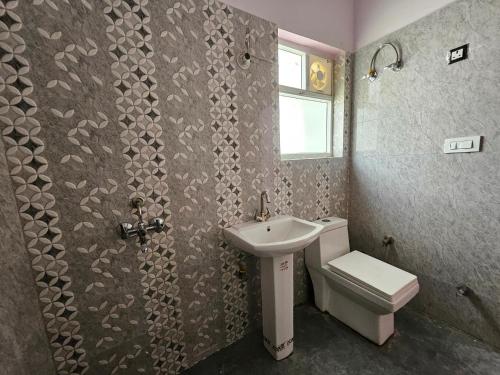 een badkamer met een wastafel en een toilet bij homeystay urbandream in Faridabad
