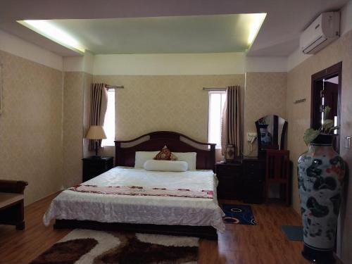 ein Schlafzimmer mit einem großen Bett in einem Zimmer in der Unterkunft Nhat Quy Hotel in Tây Ninh