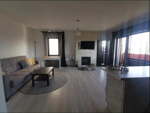 Телевизор и/или развлекательный центр в Cozy Apartment with Fireplace