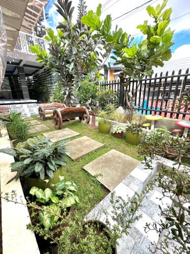Κήπος έξω από το Sts. Joachim and Ann Staycation house