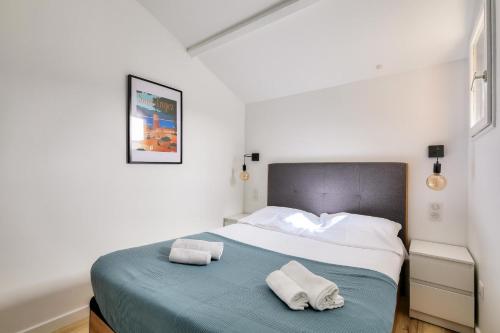 une chambre avec un lit avec deux serviettes dessus dans l'établissement Domaine de la Gaillarde - maeva Home - Appartement chaleureux avec balcon 3 pièces 4 personnes - Prestige - super Home MAE-9791, à Roquebrune-sur Argens