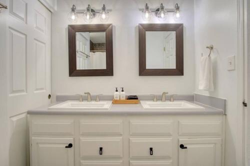 een badkamer met 2 wastafels en 2 spiegels bij The Retreat - Private Pool-Spa-Firepit-Gameroom in Greenwood