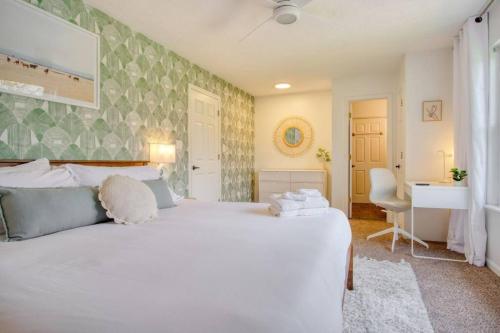 1 dormitorio con 1 cama blanca grande y baño en The Retreat - Private Pool-Spa-Firepit-Gameroom, en Greenwood