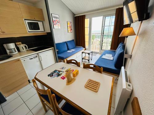 une petite cuisine avec une table et des chaises dans une pièce dans l'établissement 