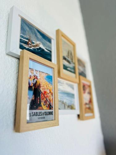 un groupe de photos accrochées à un mur dans l'établissement 