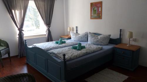 een slaapkamer met een bed met twee groene kaarsen erop bij Ferienwohnung Sohnrey in Titisee-Neustadt