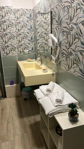 uma casa de banho com um lavatório e um espelho em CAMERA EDEN em Formia